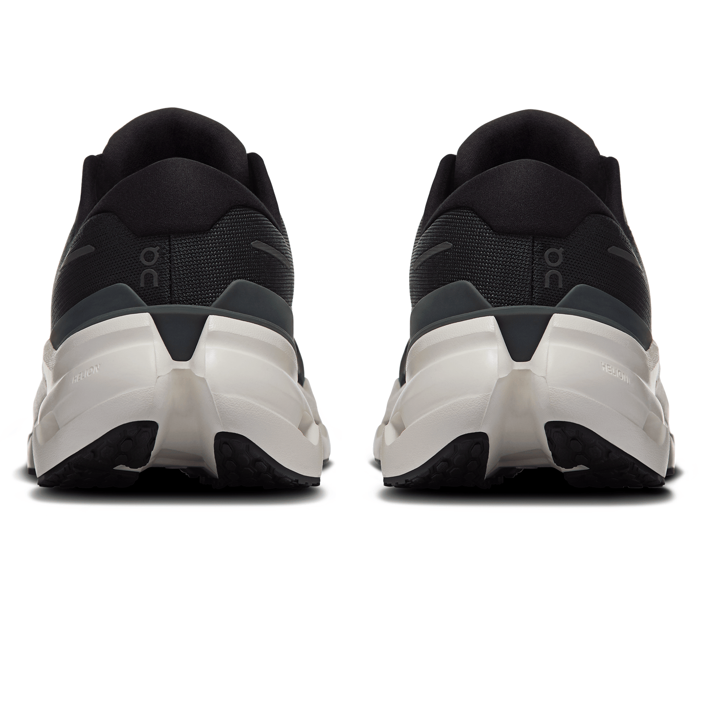 On Cloudrunner 3 'Black Ivory' - Kick Game