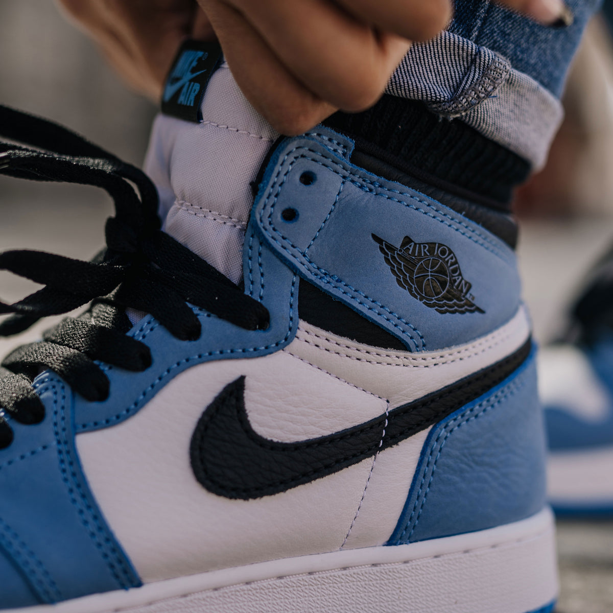 نظرة عن قرب على حذاء Air Jordan 1 Retro High OG GS 'University Blue'