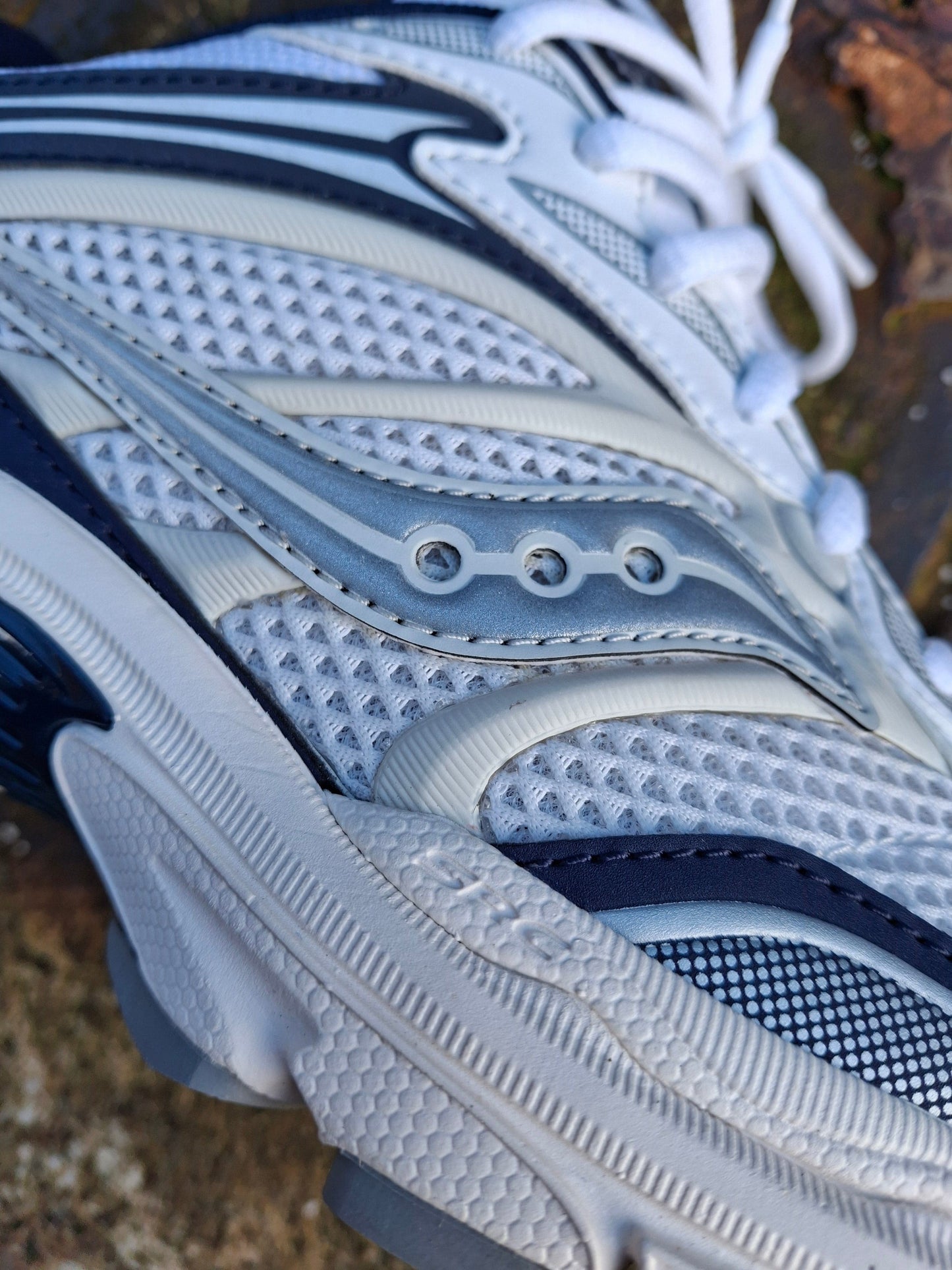 Saucony Progrid Omni 9 'White Navy' - Kick Game