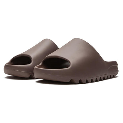 Yeezy Slides 'Soot' - Kick Game