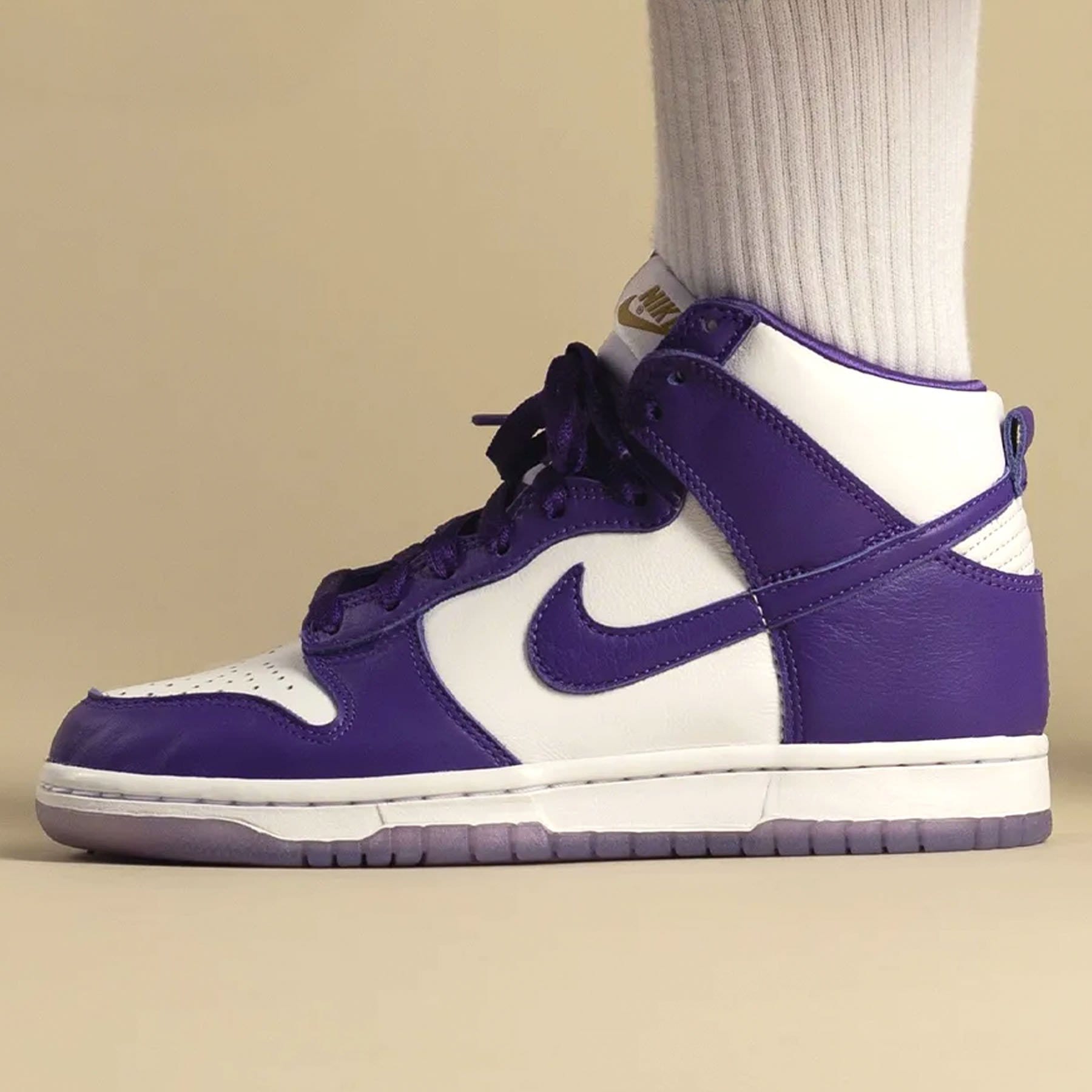 nike dunk high sp w white & varsity purple