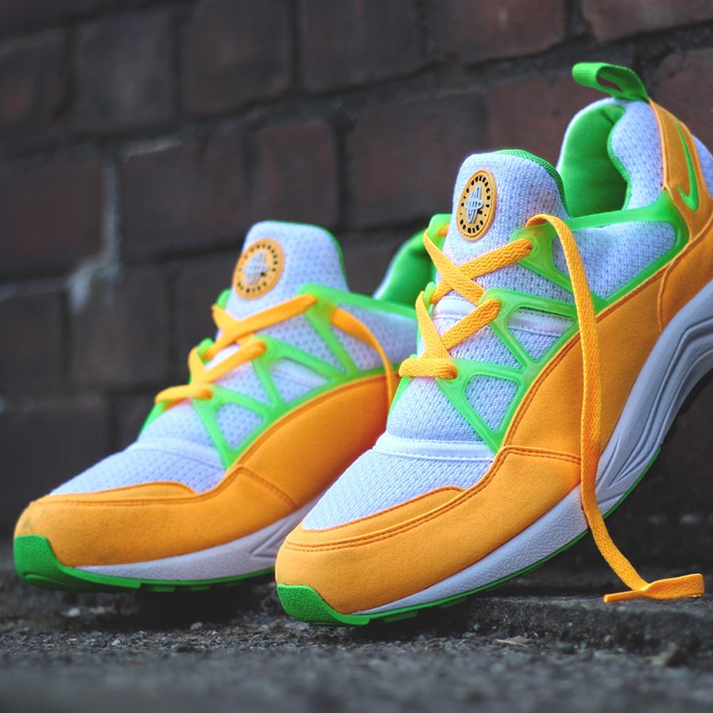 NIKE AIR HUARACHE LIGHT Atomic Mango & Action Green - Kick Game